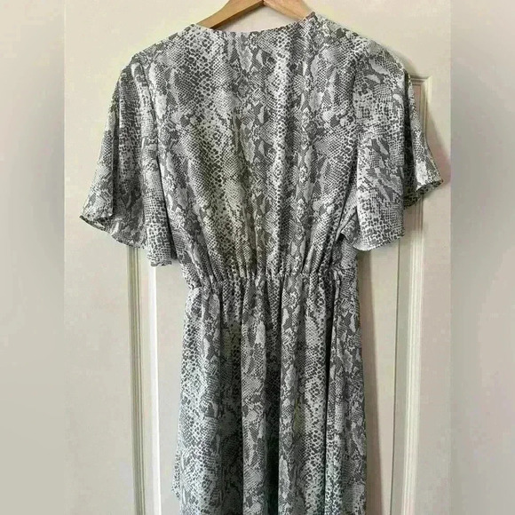 EUC Time & Tru Snakeskin Gray Midi Women’s Size Small (4-6) - Picture 7 of 9